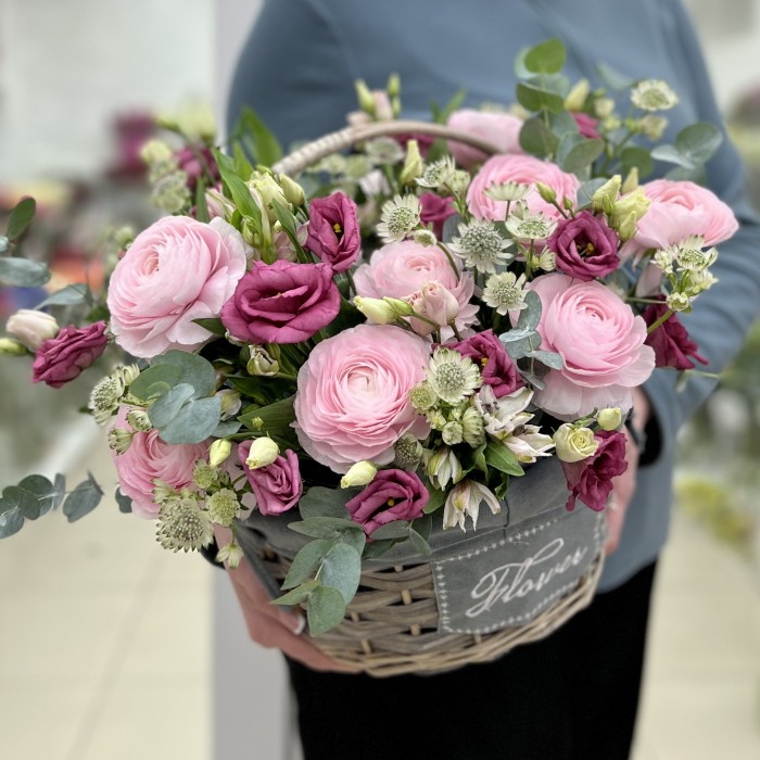 Эустомы и розовые ранункулюсы в корзине